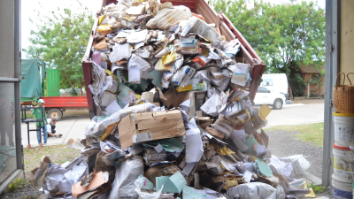 Cuatro camiones repletos de papel en desuso para la Fundación Ciudad Limpia