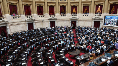 Tironeos por la ley de DNU y el decreto de renegociación de deuda