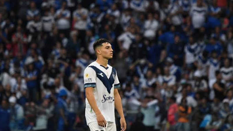 Vélez le rescindió el contrato a Alejo Sarco por jugar en la Copa Potrero