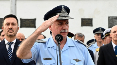 Al jefe de la Fuerza Aérea echado le descubrieron al menos 32 vuelos particulares en aviones militares