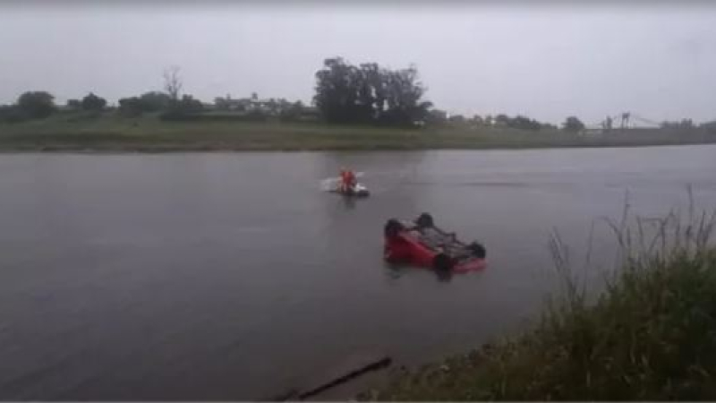 Volvían de un casamiento, discutieron y el auto cayó al río: murió la mujer e investigan al marido