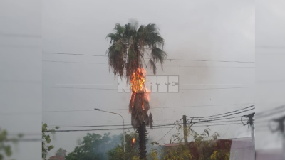 Fuerte tormenta eléctrica y caída de rayos en la ciudad Termal