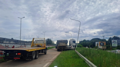 Dos lesionados deja choque entre camión y un auto en la ruta 16