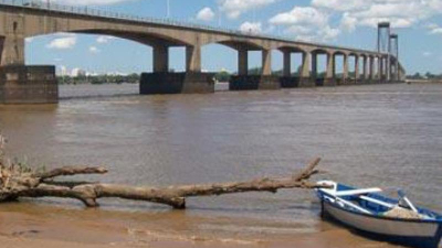 Tras un repunte estacional, el Paraná vuelve a bajar en la costa chaqueña