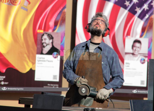 Momento de inspiración del escultor español Carlos Iglesias Faura, durante la Bienal Internacional de Escultura 2024. 14-07-24.