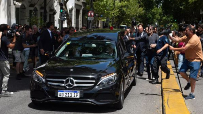 Entre aplausos y emoción, trasladaron los restos de Jorge Lanata para su último adiós en un cementerio privado