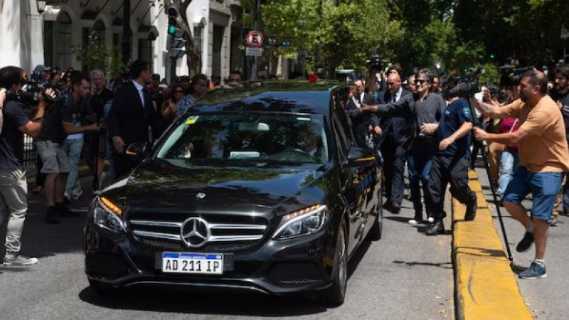 Entre aplausos y emoción, trasladaron los restos de Jorge Lanata para su último adiós en un cementerio privado