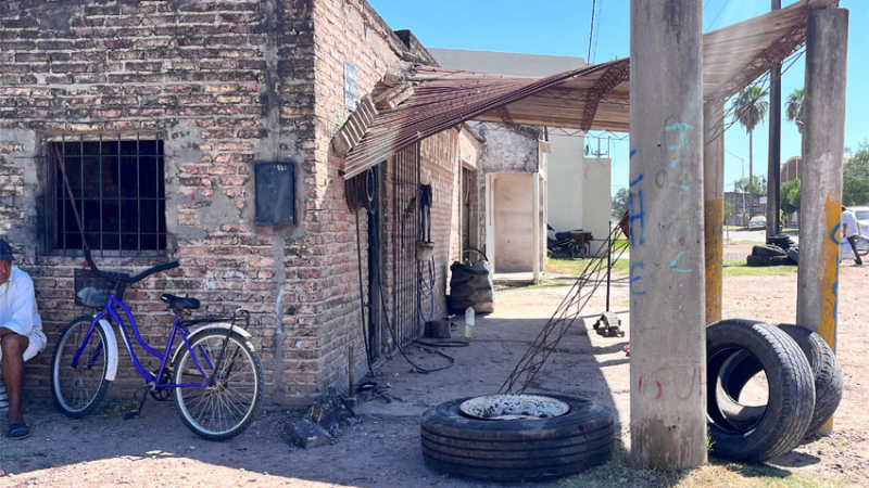 Joven herido al explotar la rueda que reparaba en una gomería