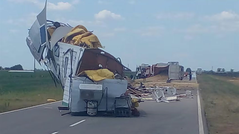 Impresionante choque de un camión y una casa rodante