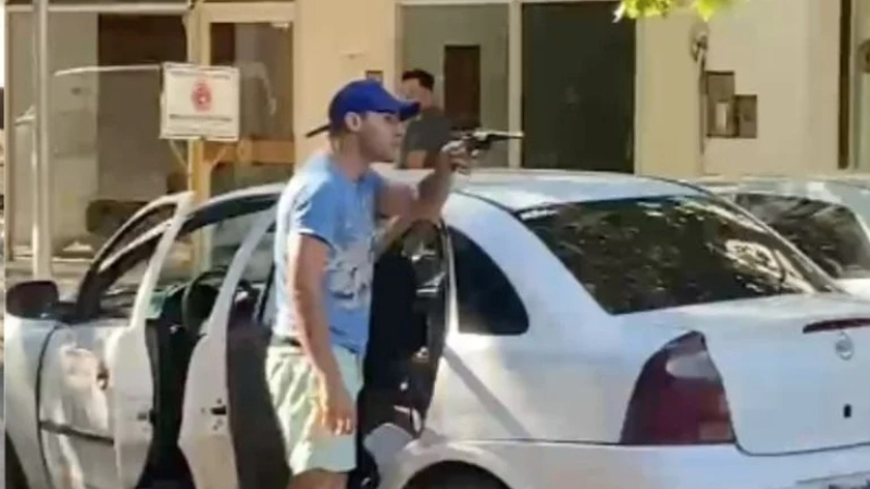 Sacó un arma y amenazó a todos en pleno centro de Villa Mercedes