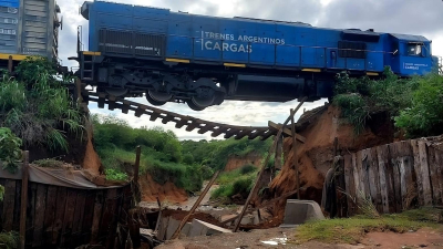 Salta: tren de carga quedó suspendido tras el colapso de un puente 