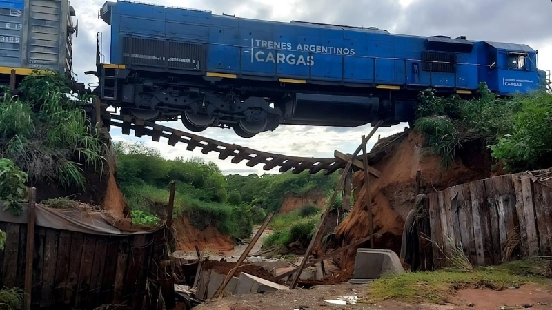 Salta: tren de carga quedó suspendido tras el colapso de un puente
