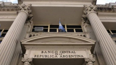 El BCRA estableció un límite a las tasas para tarjetas de crédito  