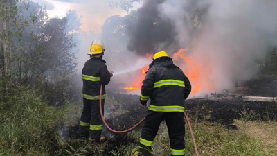 Bomberos evitaron que la quema de basura llegue hasta el hospital
