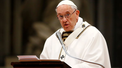 El papa Francisco pasó una noche tranquila, pero su estado sigue bajo observación médica
