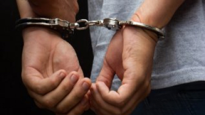 Un hombre fue detenido en plena plaza 25 de Mayo por una causa de violencia de género 