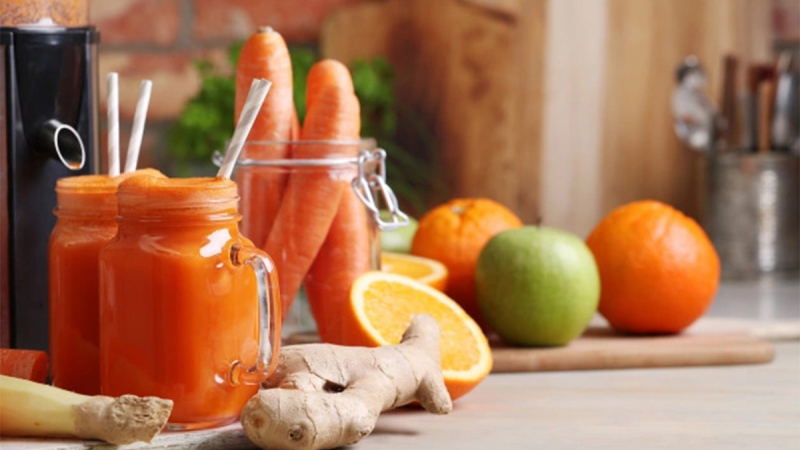 Irresistible jugo prensado en frío de zanahoria, naranja y jengibre