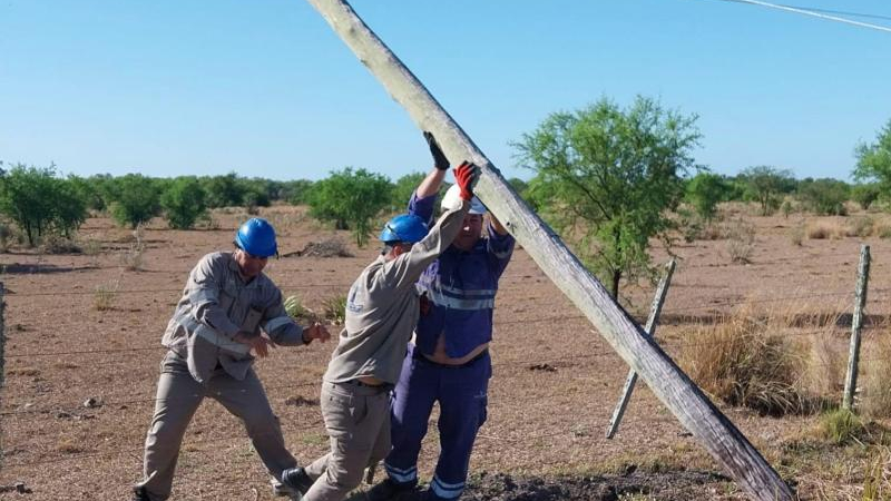 Repusieron más de cuarenta postes y repararon red eléctrica en Basail