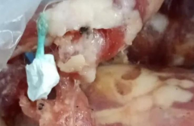 Quiso pasarle droga adentro de un chorizo a un detenido