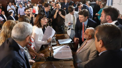 El oficialismo logró el dictamen para ratificar el DNU de Milei