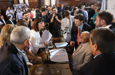 El oficialismo logró el dictamen para ratificar el DNU de Milei