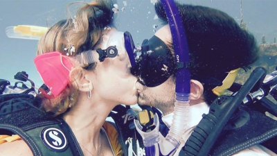 La pareja que apostó a las profundidades del mar para dar el sí