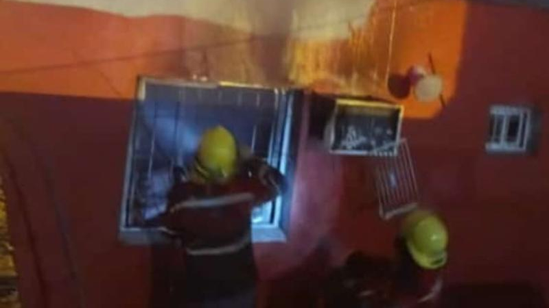 El fuego consumió la mitad de su hogar y por poco a sus perros