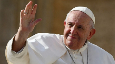 El papa Francisco mejora aunque "deberá aprender a hablar de nuevo"