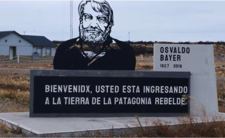 Osvaldo Bayer monumento.JPG