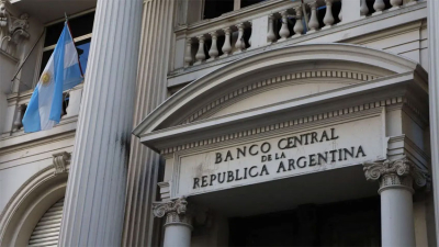 El Central volvió a vender, pero el dólar blue superó los 1.300 pesos