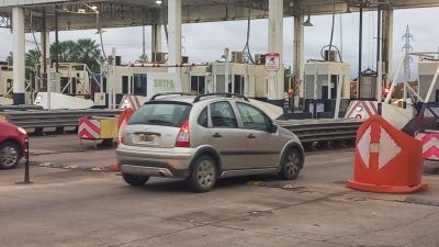 Barreras arriba en el peaje del puente Belgrano por protesta de los trabajadores