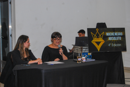 Patricia Espínola, explicando lo que será Noche Negro Absoluto 2025.jpg