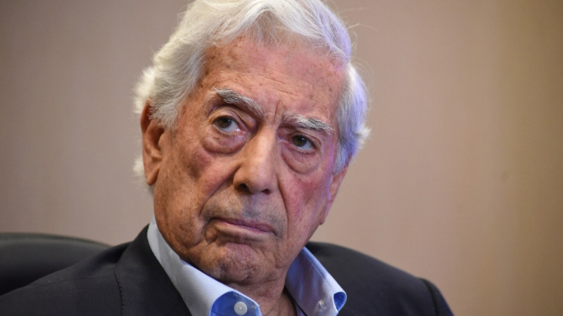 Murió el emblemático escritor Mario Vargas Llosa, a los 88 años