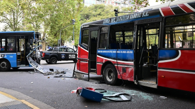 Dos colectivos chocaron a metros del Congreso de la Nación: al menos 27 pasajeros resultaron heridos