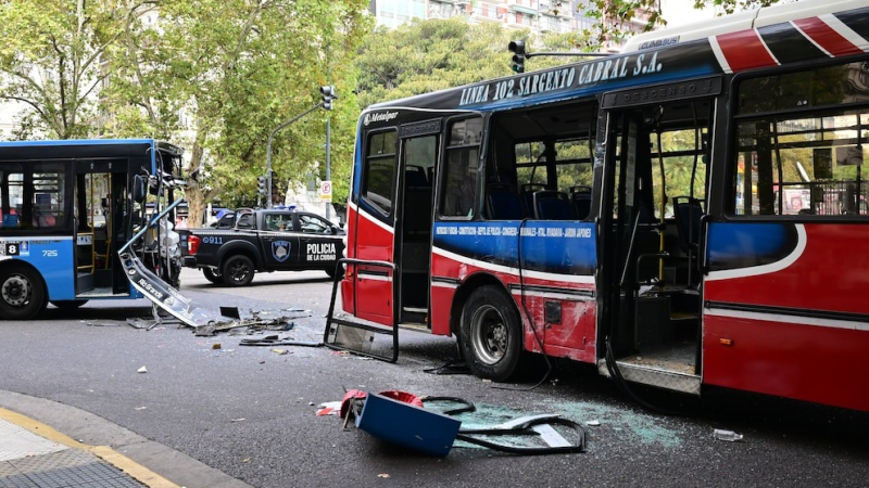 Dos colectivos chocaron a metros del Congreso de la Nación: al menos 27 pasajeros resultaron heridos