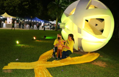Síndrome de Gould: iluminaron una escultura en el Domo del Centenario