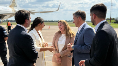 El gobernador Zdero acompañó la llegada del vuelo inaugural de JetSMART en Resistencia