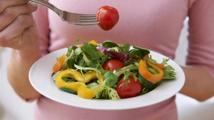 estas-a-dieta-15-ensaladas-saludables-para-comer-ligero-sin-aburrirte_b81c3022_1280x720.jpg