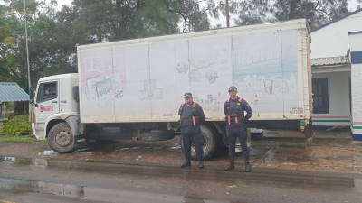 Secuestraron un camión con cubiertas de contrabando y detuvieron a un hombre con pedido de captura