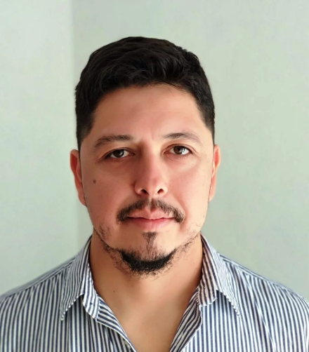 Leandro Amarilla, tiene que manejar un taxi de plataforma para llegar a fin de mes.jpg