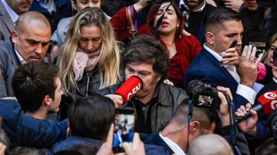 "Ese micrófono me pegó a propósito": Javier Milei se cruzó con un notero de C5N tras salir de votar