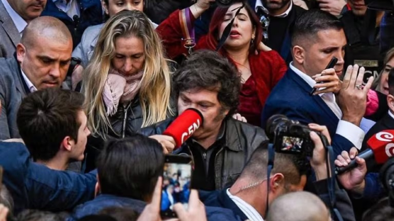 "Ese micrófono me pegó a propósito": Javier Milei se cruzó con un notero de C5N tras salir de votar