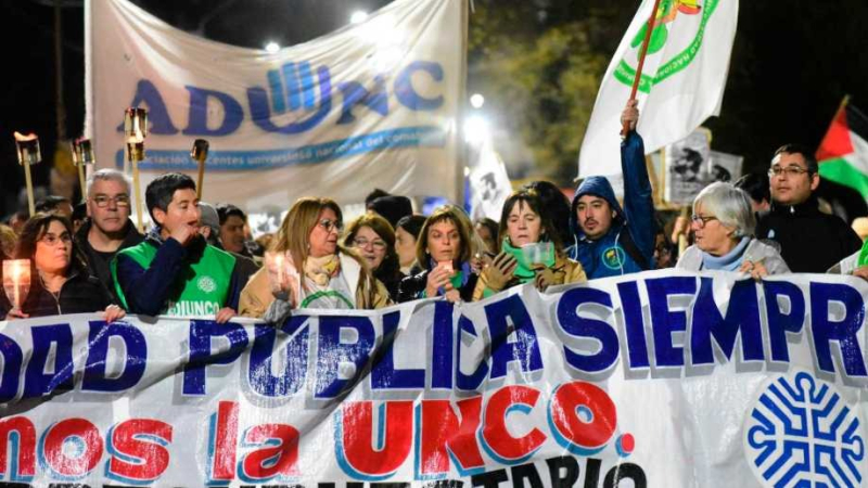 Casi 100 renuncias a cargos docentes en un año
