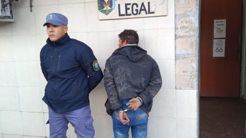 Entró a robar con un cuchillo, terminó golpeado por vecinos y detenido
