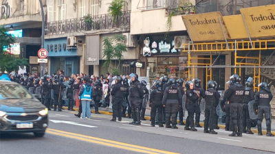 La policía reprime a actores en el abrazo en defensa del Instituto Nacional del Teatro