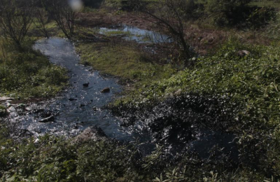 Desecharon residuos asfálticos en una laguna y vecinos temen por su salud