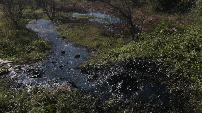 Desecharon residuos asfálticos en una laguna y vecinos temen por su salud