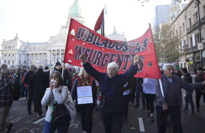 Jubilados y organizaciones marcharon a plaza de Mayo y hubo enfrentamientos