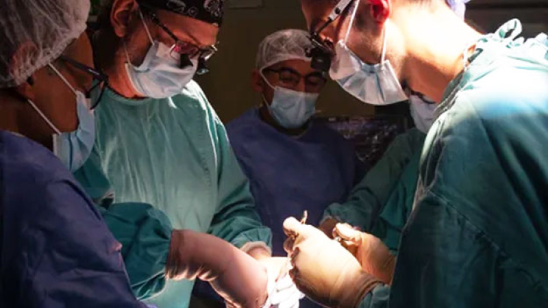 Operaron a una beba en el útero de su mamá