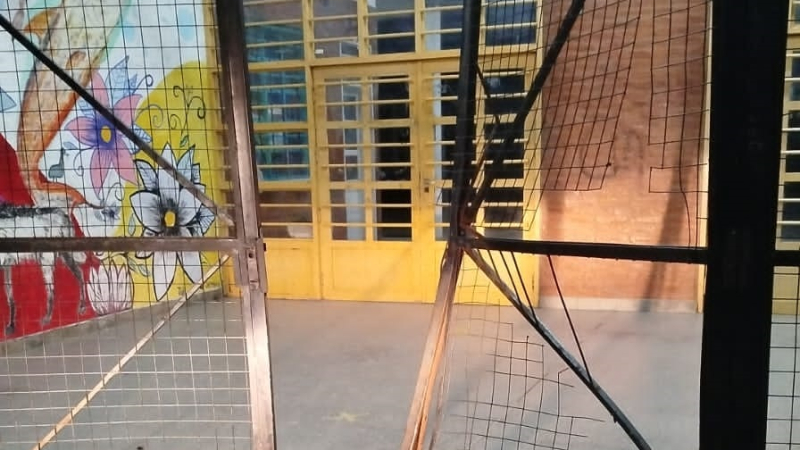 Chocó el portón de una escuela y se dio a la fuga